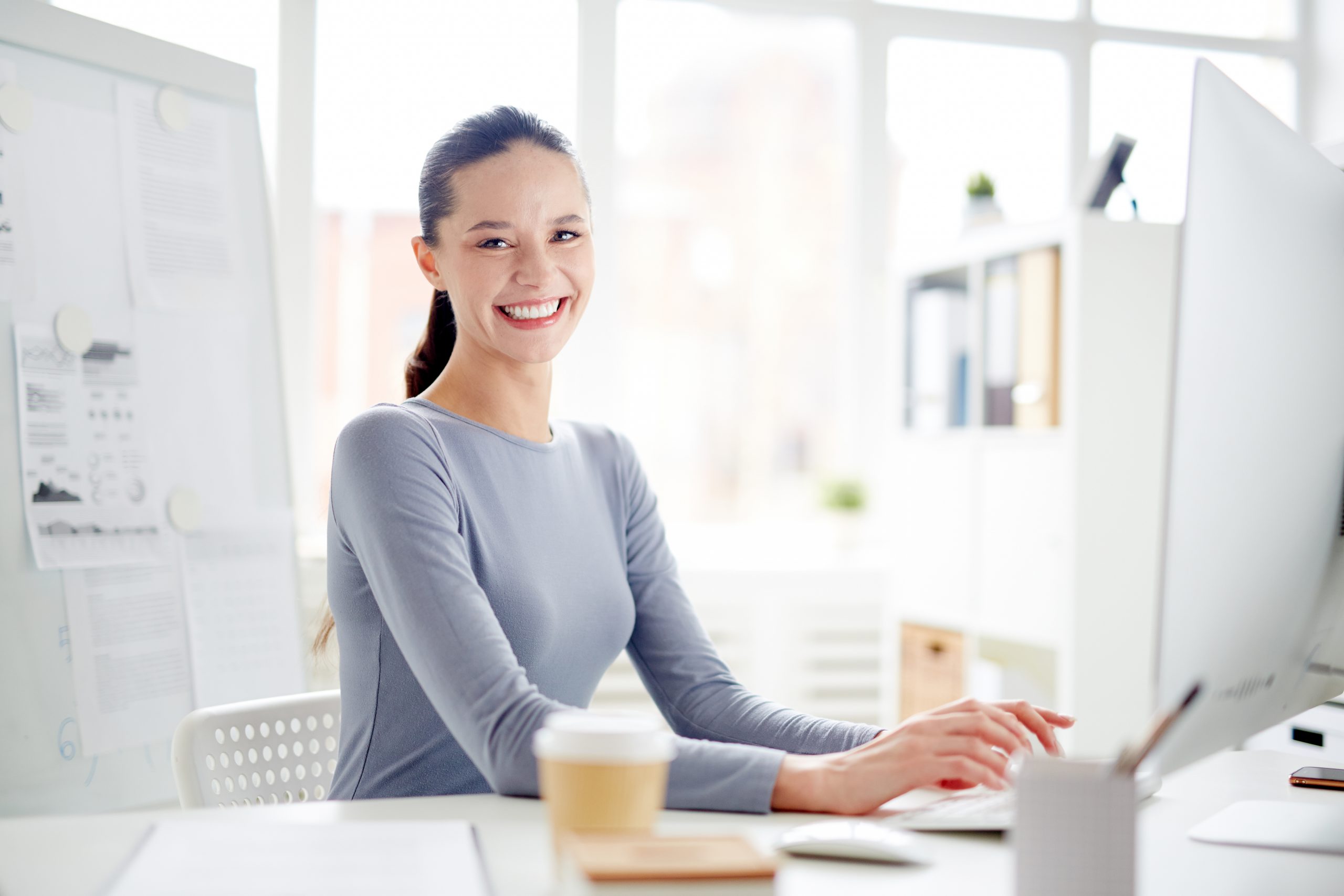 Young employee. Офис менеджер. Работа в офисе. Секретарь фото. Офисный менеджер.